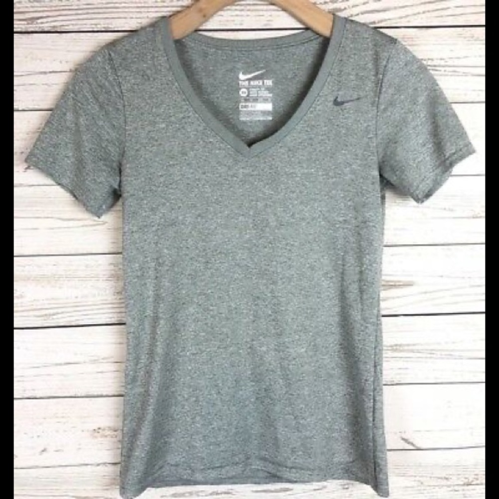 THE NIKE TEE Athletic Cut Size Medium Grey